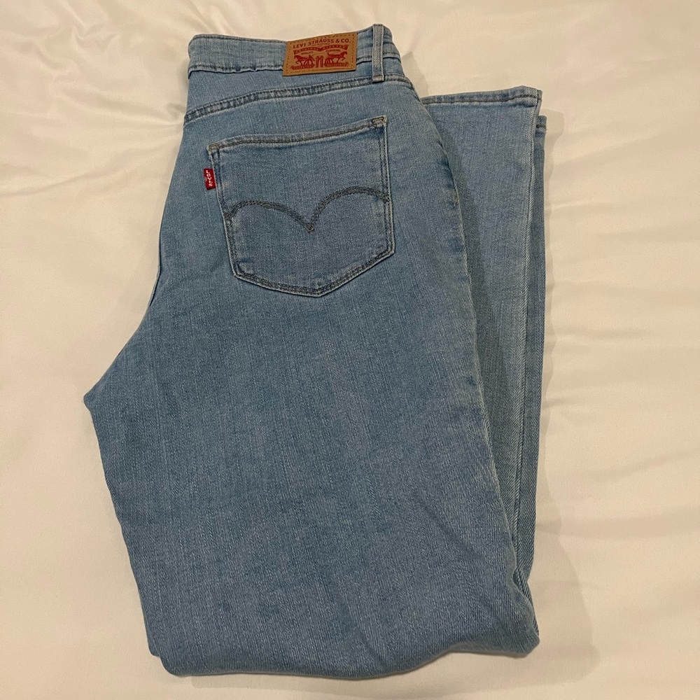 WORN LEVI SKINNY JEANS LIGHT WASH W/ RIPS